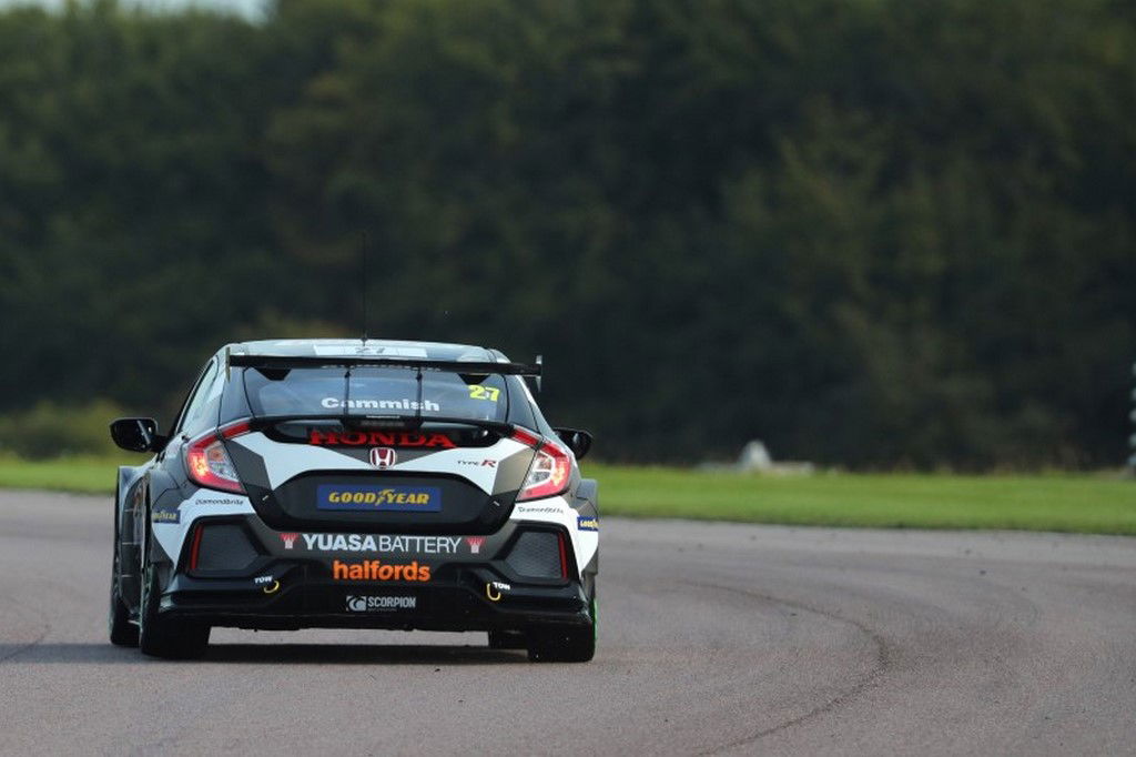 Cammish beats Ingram to Thruxton pole